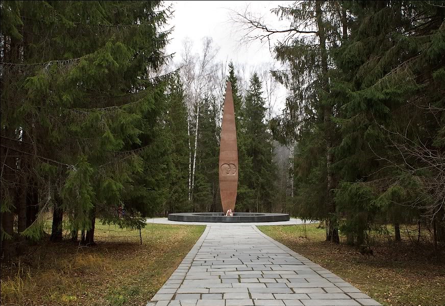 На месте гибели Ю. А. Гагарина и В. С. Серёгина 17 октября 1975 года открыт мемориал.